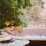 Luxury Katrinas With Outdoor Jacuzzi *