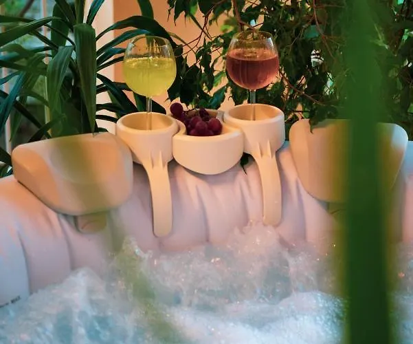 Апартаменты Luxury Katrinas With Outdoor Jacuzzi